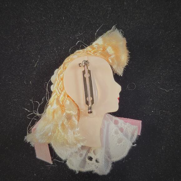 Glamour Lady Head Brooch Face With Lace and White Ribbon 1980's With Gift Box - Picture 7 of 7